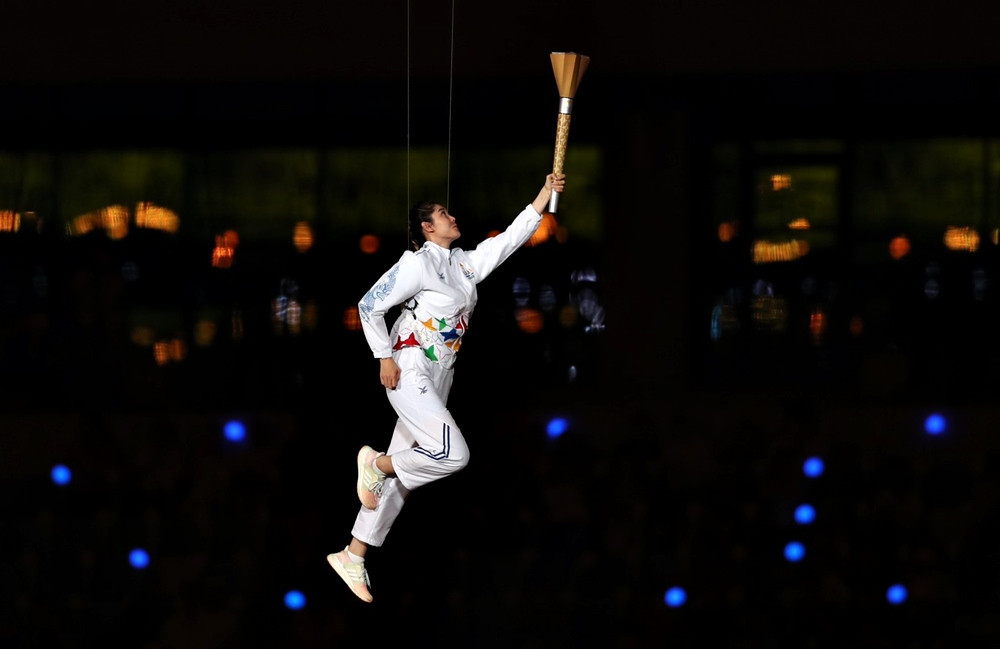 柬埔寨跆拳道运动员Sorn Seavmey点燃了主火炬。