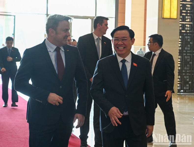 两位领导会谈前交换意见。 两位领导会谈前交换意见。