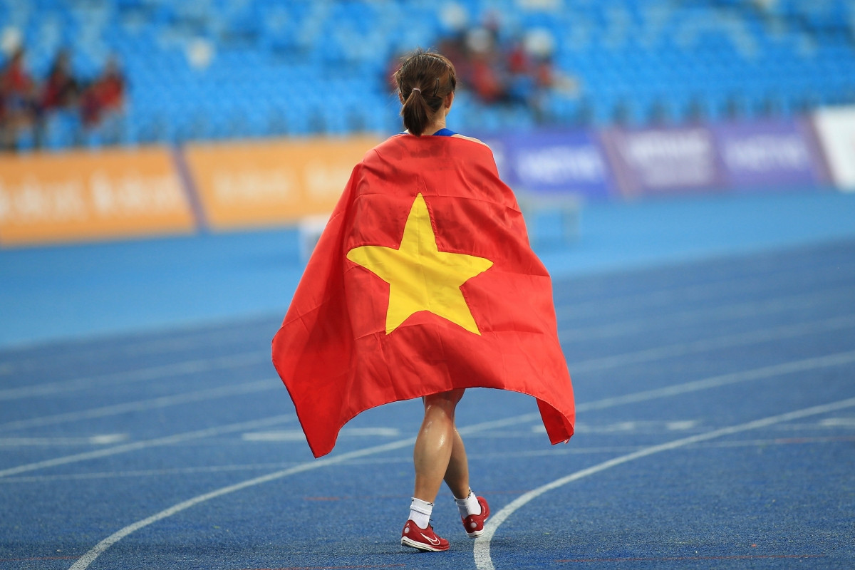 这位27岁的女运动员透露,她在完成第一个比赛项目后要求主办方不要进行兴奋剂检查,因为她必须马上进入下一个比赛。 阮氏莺说:“我很感激,有很多亲人、家人和朋友一直陪伴着我,给我加油,给我克服困难的力量”。 这位27岁的女运动员透露,她在完成第一个比赛项目后要求主办方不要进行兴奋剂检查,因为她必须马上进入下一个比赛。 阮氏莺说:“我很感激,有很多亲人、家人和朋友一直陪伴着我,给我加油,给我克服困难的力量”。