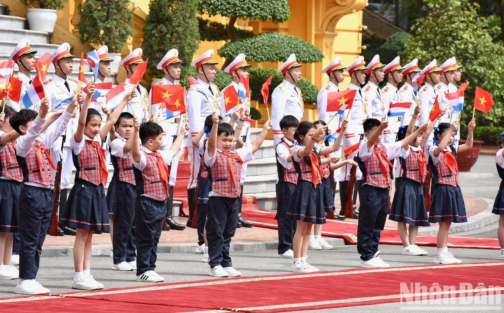 儿童们欢迎格扎维埃·贝泰尔首相的到来。 儿童们欢迎格扎维埃·贝泰尔首相的到来。