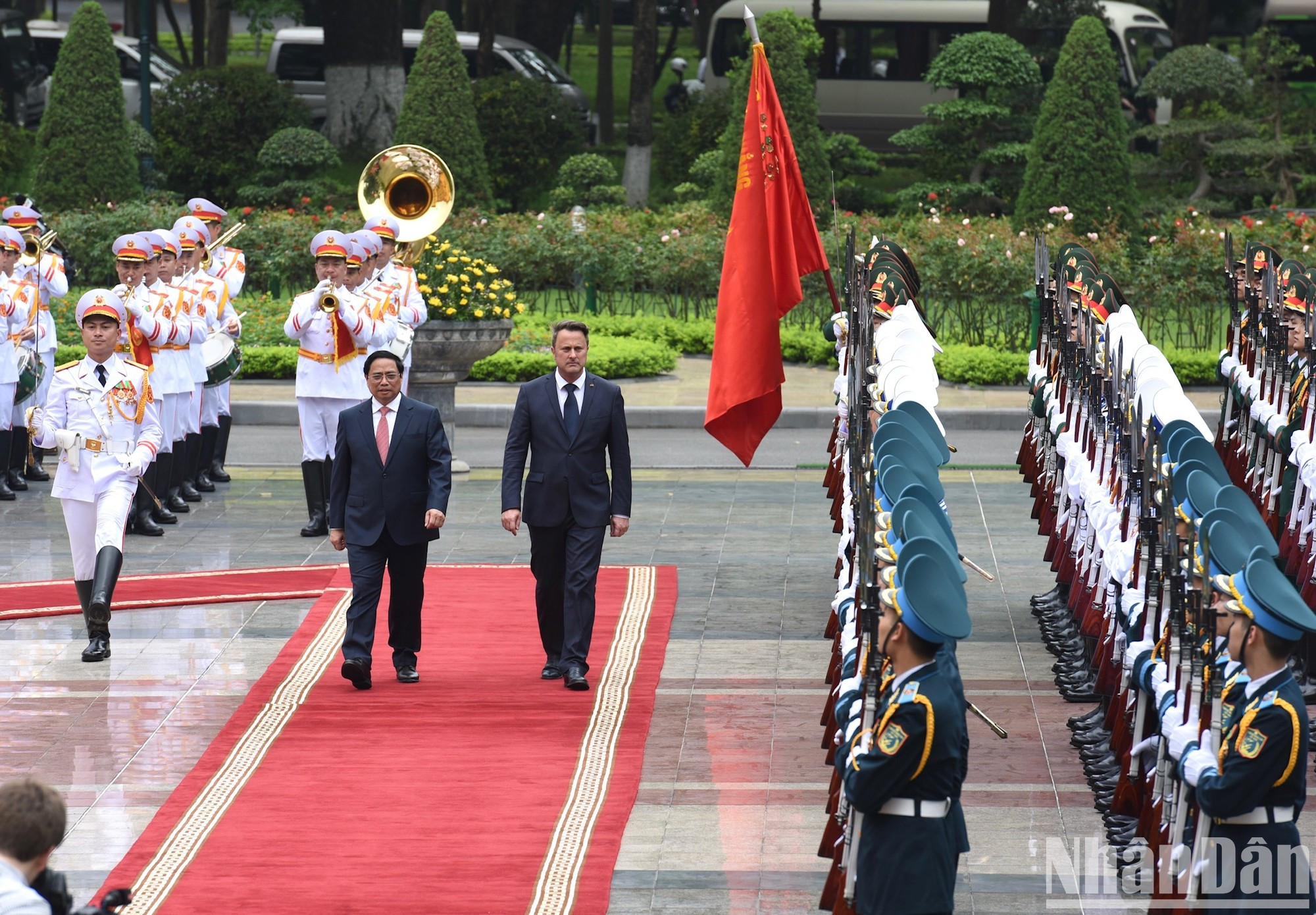 范明正总理同格扎维埃·贝泰尔首相共同检阅仪仗队。 范明正总理同格扎维埃·贝泰尔首相共同检阅仪仗队。