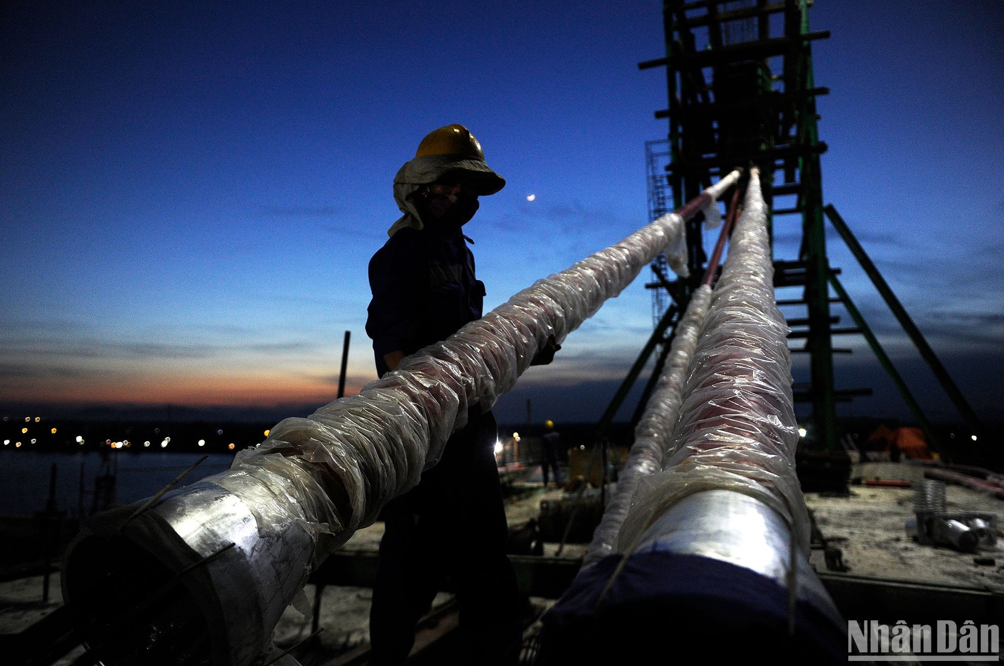 在炎热天气中加班。