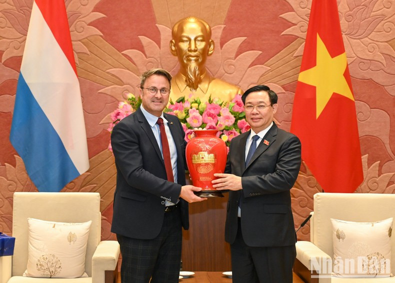 国会主席王廷惠向国宾赠送纪念品。 国会主席王廷惠向国宾赠送纪念品。
