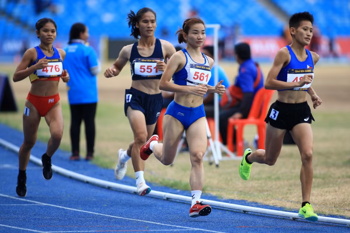 前几圈，阮氏映保持体力，与对手保持安全距离。