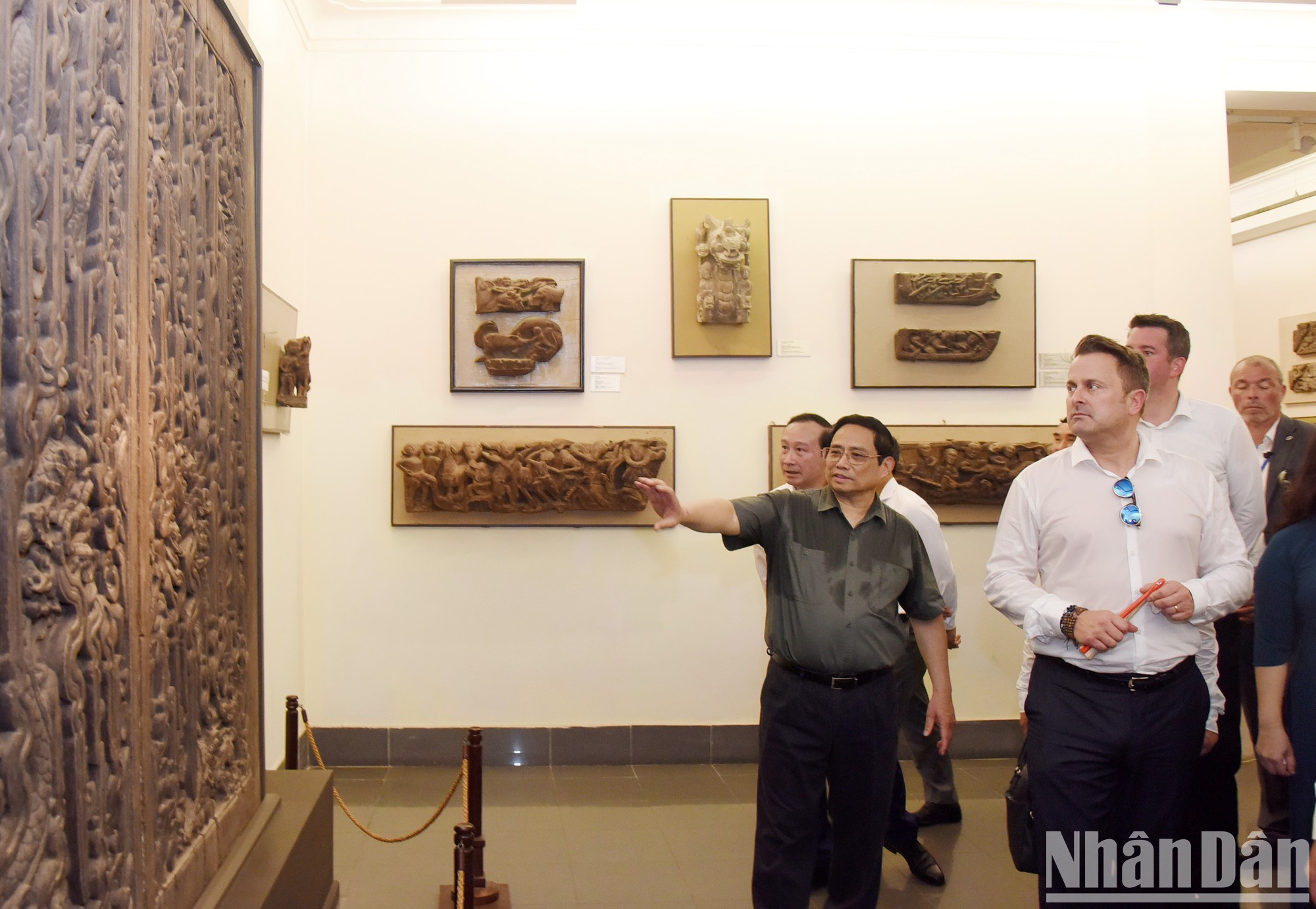 两位领导表示,希望博物馆继续发挥传统,秉承关于越南代表性美术作品、资料和文献的研究、搜集、复制、陈列、教育等工作使命。 两位领导表示,希望博物馆继续发挥传统,秉承关于越南代表性美术作品、资料和文献的研究、搜集、复制、陈列、教育等工作使命。