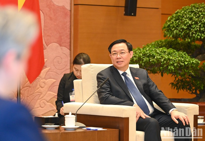 国会主席王廷惠发表讲话。 国会主席王廷惠发表讲话。