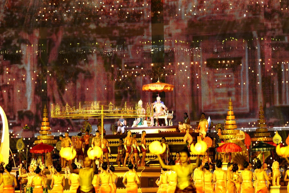 第32届东运会开幕式共有3三大篇章，分别为“吴哥的辉煌”、“高棉的微笑”和“高棉人的未来”。