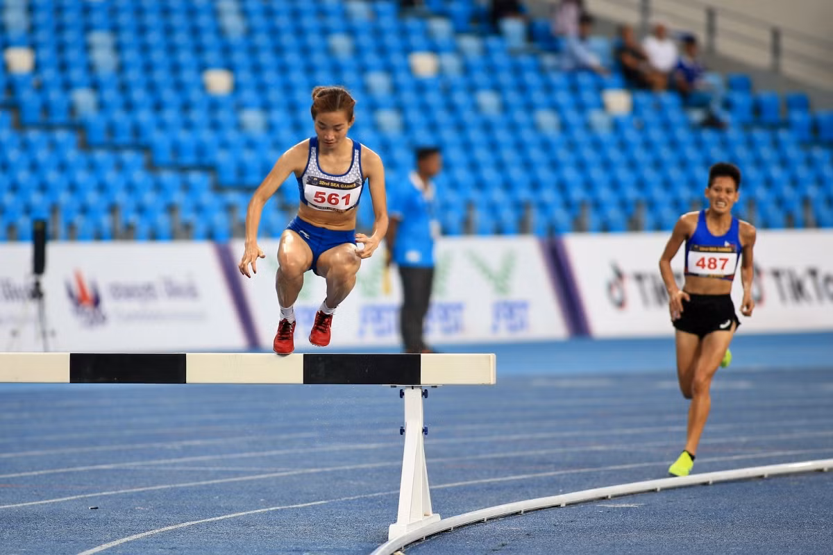 北江省女运动员确认，她坚持要同时报名两个比赛项目。 完成第一个比赛项目以后，主办方把她叫进来，贴上号码，让她马上参加3000米障碍赛。