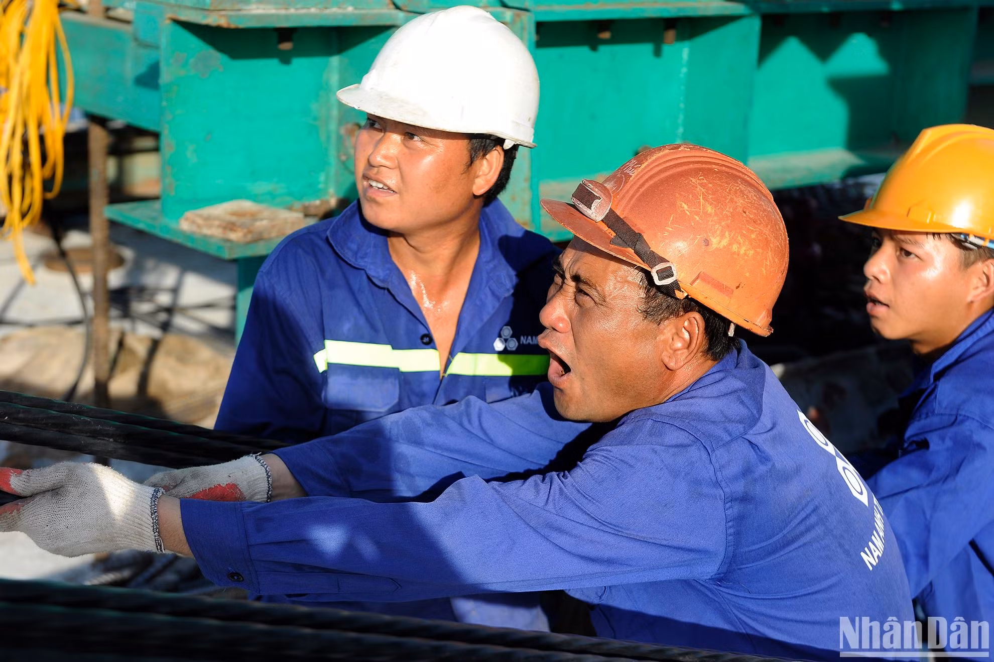 工人们用汗水和智慧 为祖国献出最美的绽放。（登科 摄）