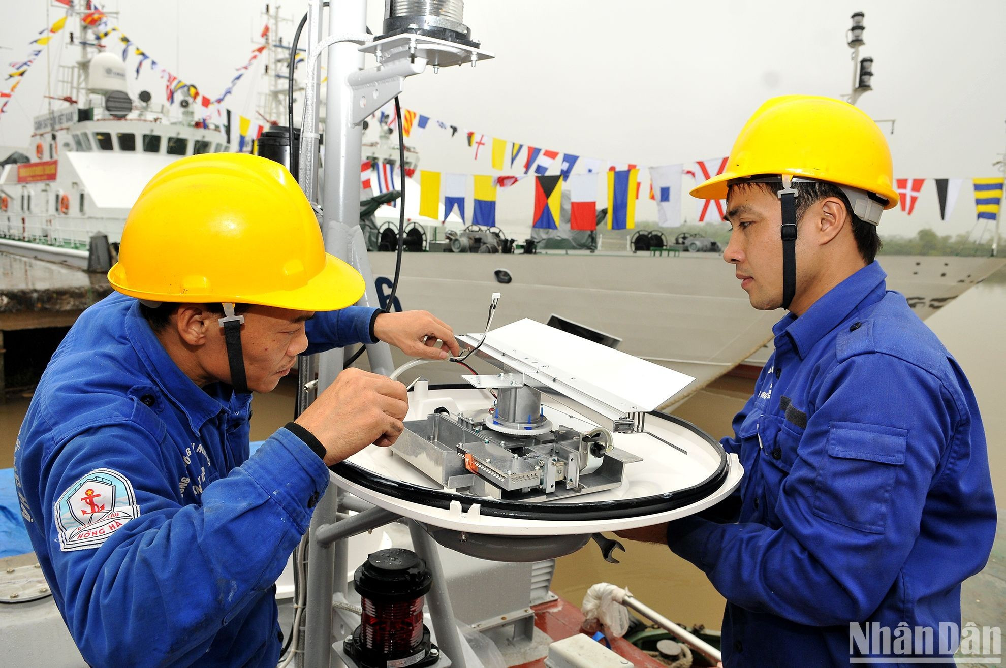 红河造船厂的工人安装通信系统。