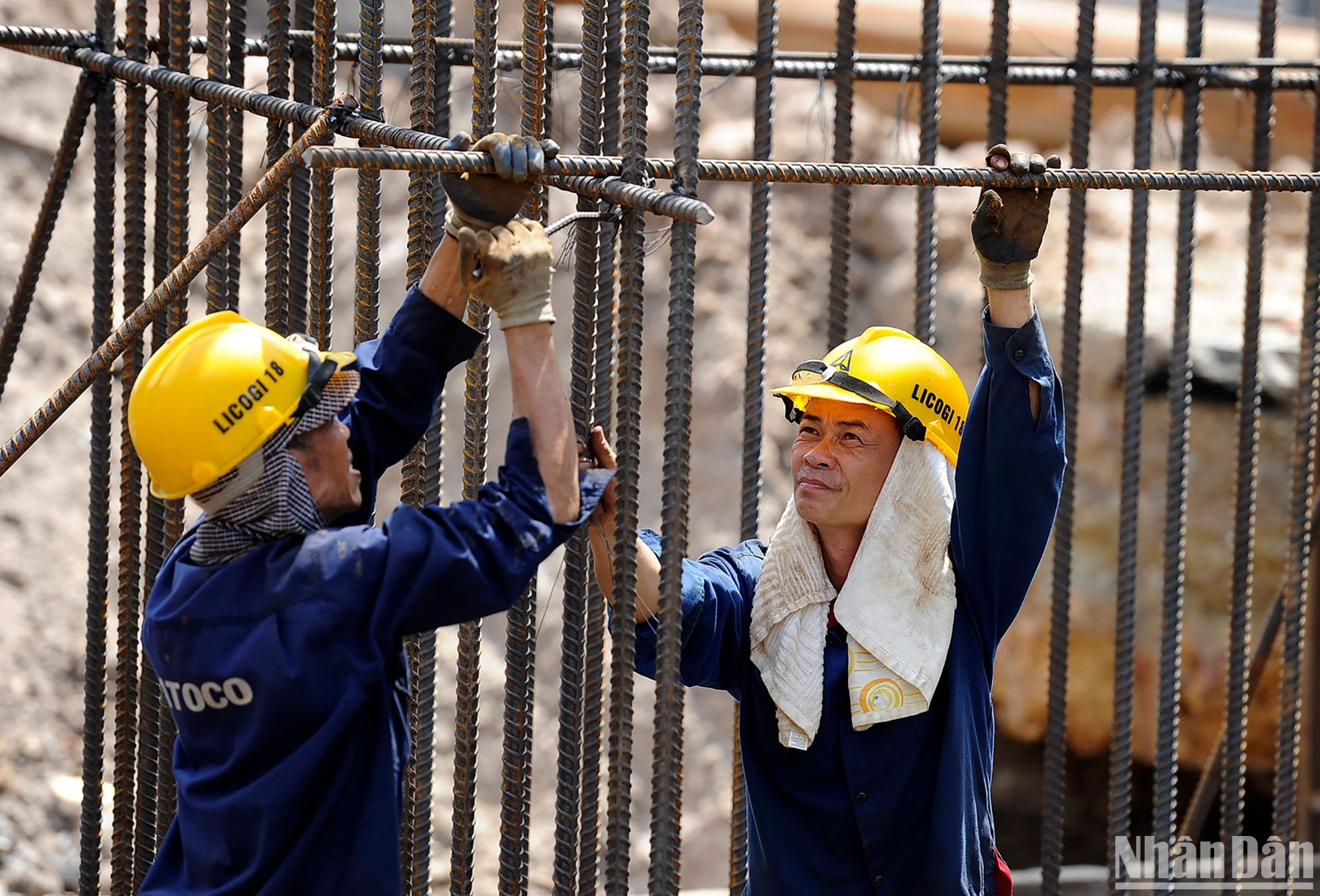 永绥大桥第二期施工现场的工人。