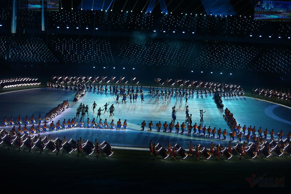 第32届东运会开幕式共有3三大篇章，分别为“吴哥的辉煌”、“高棉的微笑”和“高棉人的未来”。