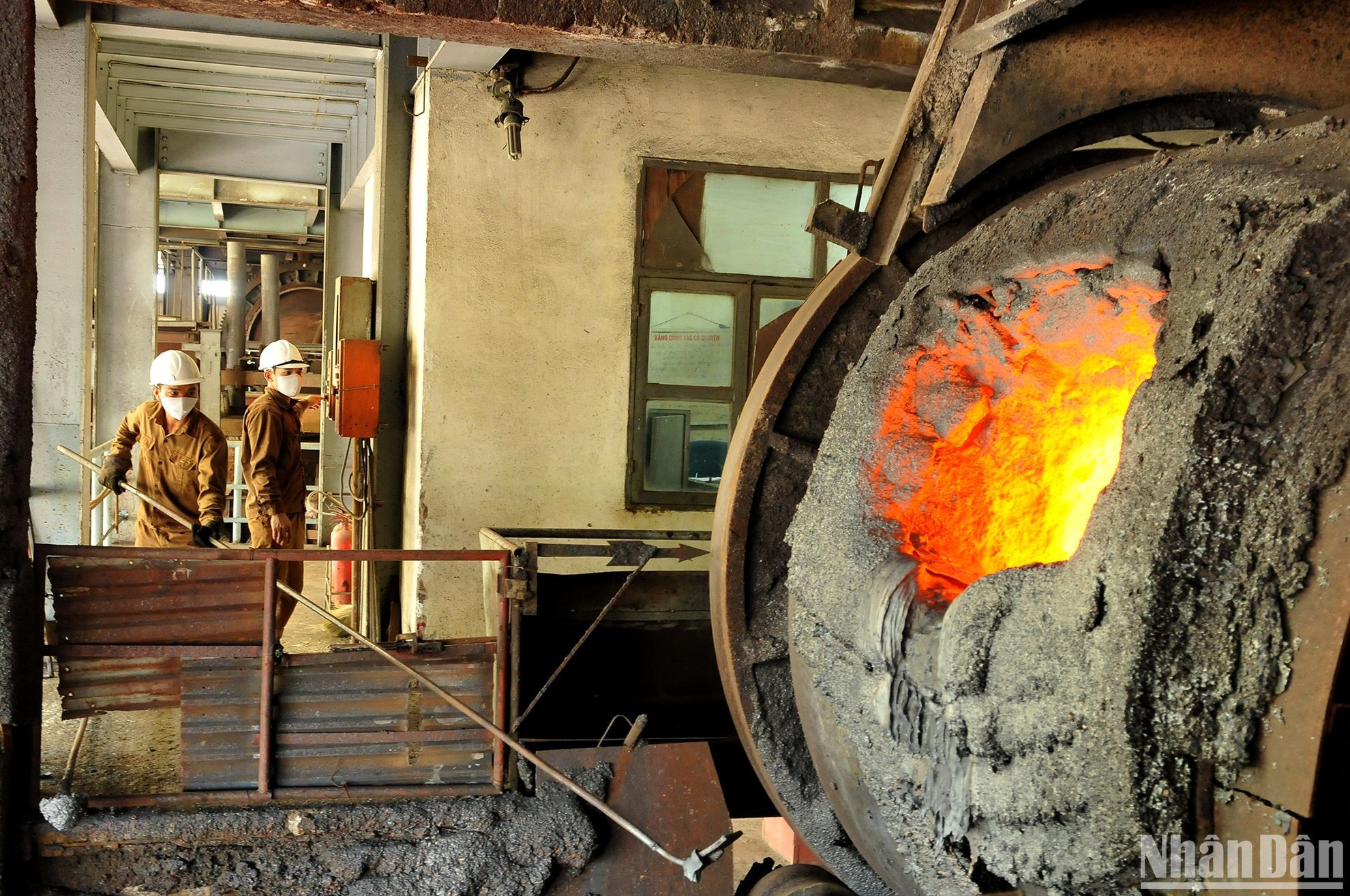 老街省炼铜厂的工人在有害作业环境中工作。