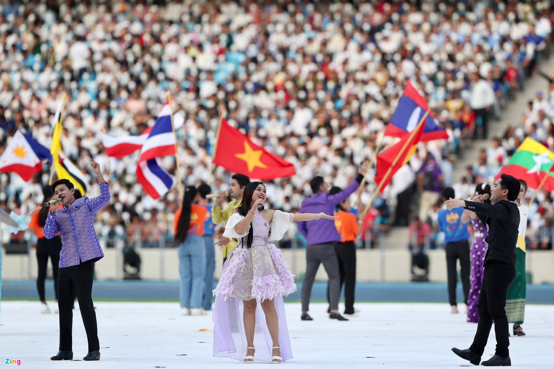 题为《柬埔寨的骄傲》(Cambodian Pride)的歌曲将结束音乐和灯光表演节目，柬埔寨4名著名歌手Preap Sovath、 Khemarak Sereymun、 Khum 和 Ton Chanseyma将一起演唱该歌曲。