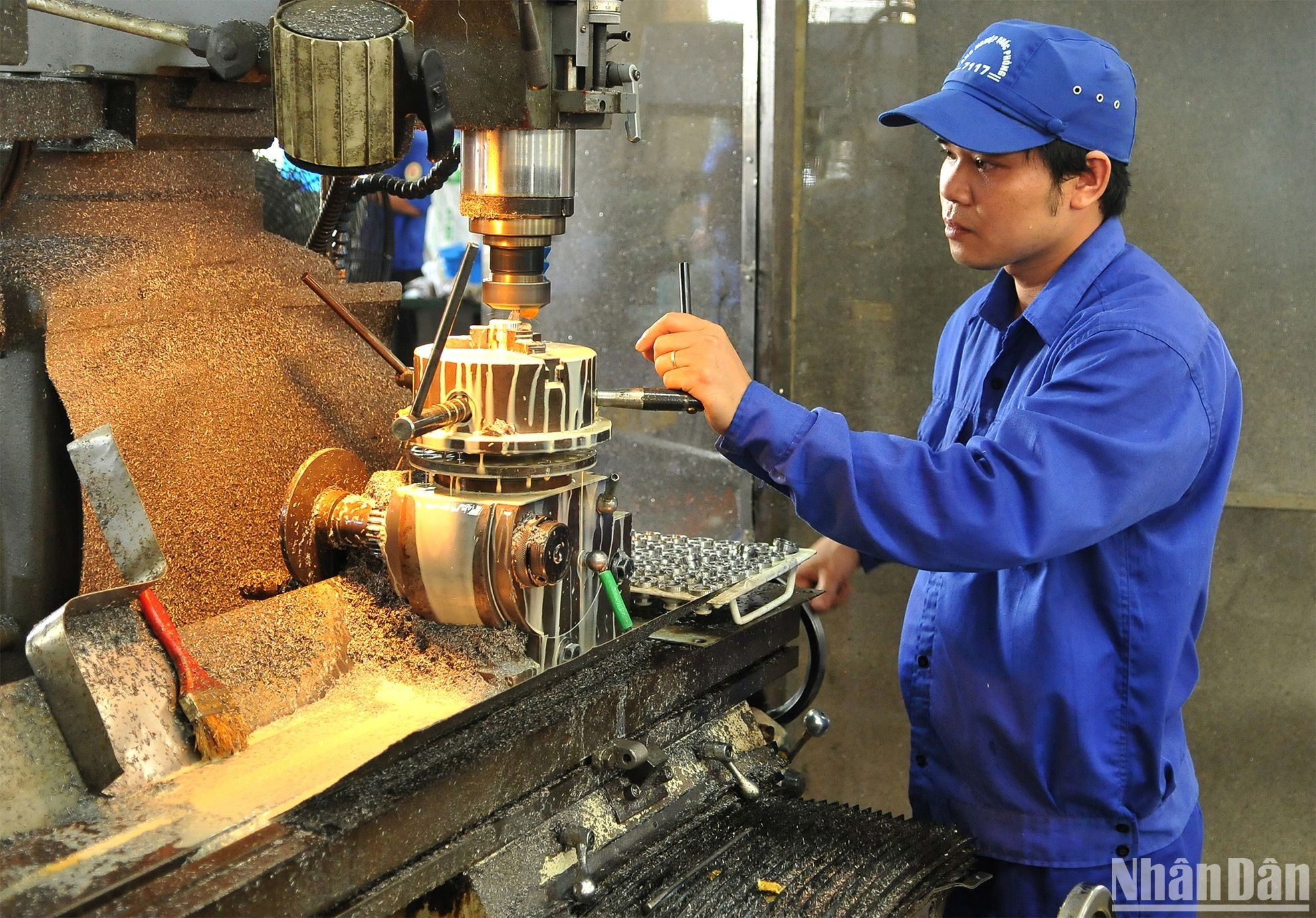 机械厂的工人。