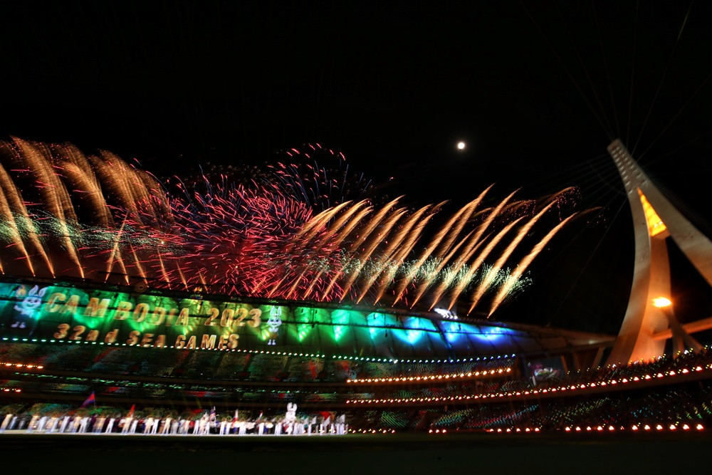 柬埔寨首相洪森宣布第32届东南亚运动会正式开幕，莫罗多克国家体育场的天空上烟花绽放。