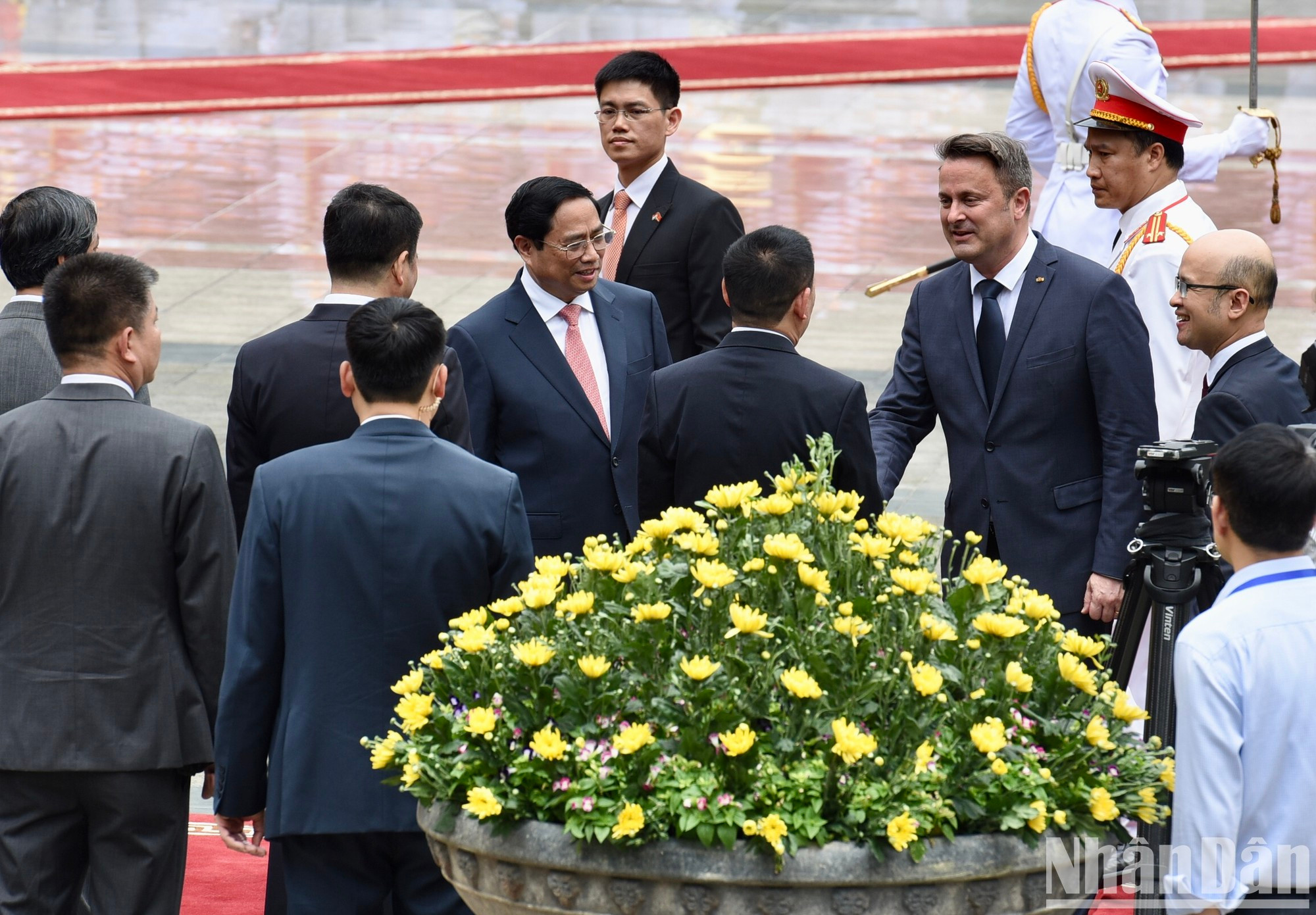 范明正总理向格扎维埃·贝泰尔首相介绍越南代表团成员代表。 范明正总理向格扎维埃·贝泰尔首相介绍越南代表团成员代表。