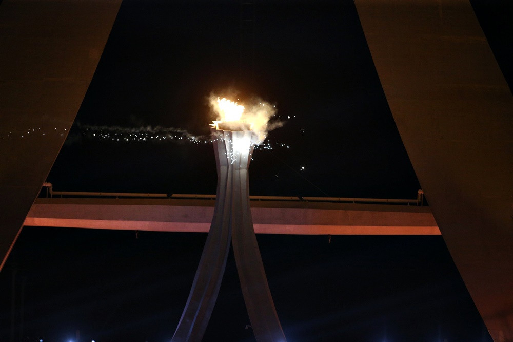 柬埔寨跆拳道运动员Sorn Seavmey点燃了主火炬。