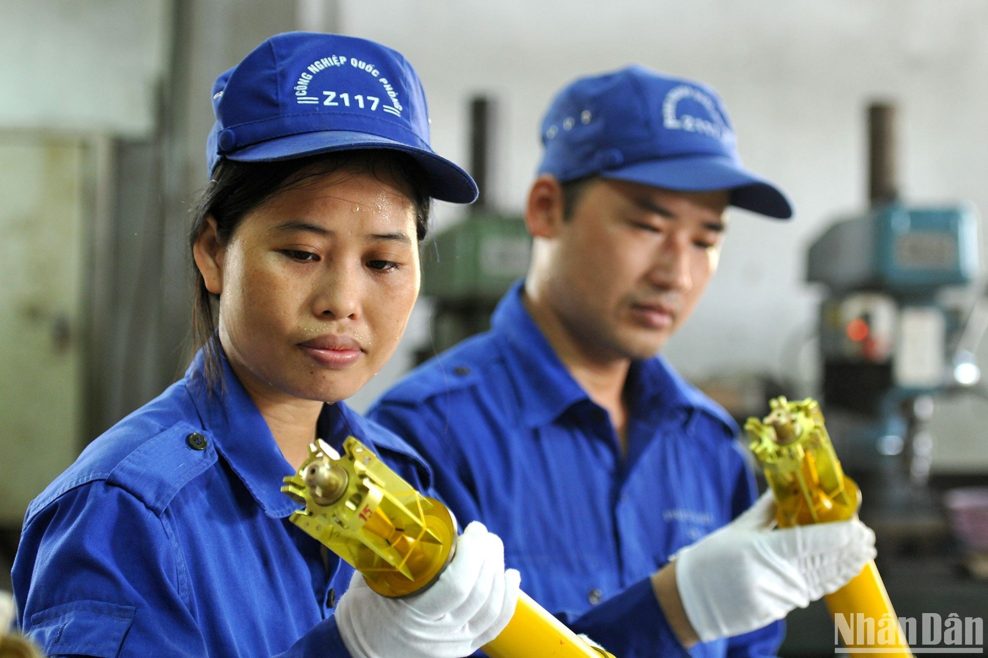 Z117工人检查产品。