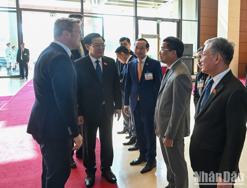 国会主席王廷惠介绍越方官员。 国会主席王廷惠介绍越方官员。