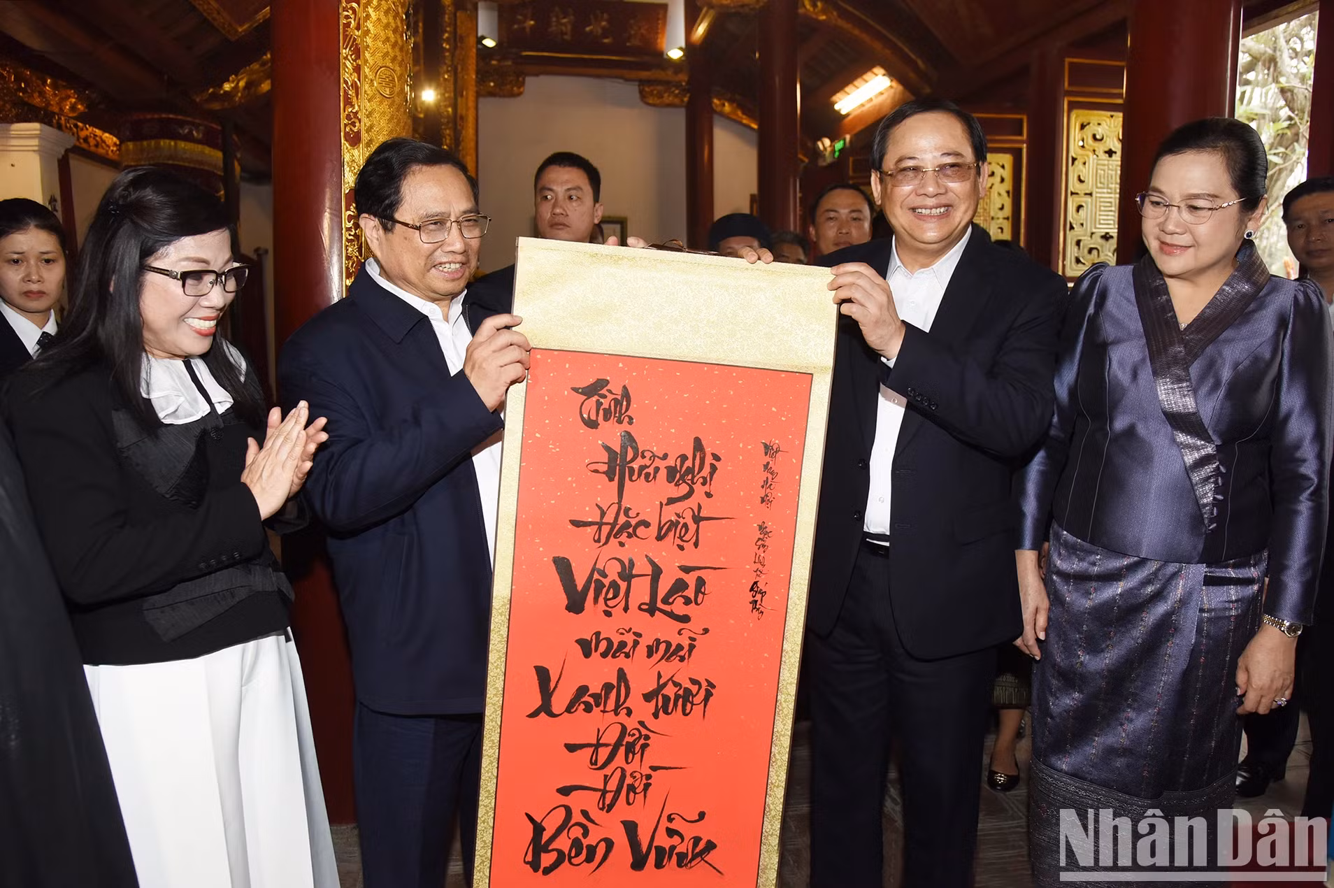 范明正总理和夫人向宋赛·西潘敦总理和夫人赠送一幅代表着越老特殊团结的书法。