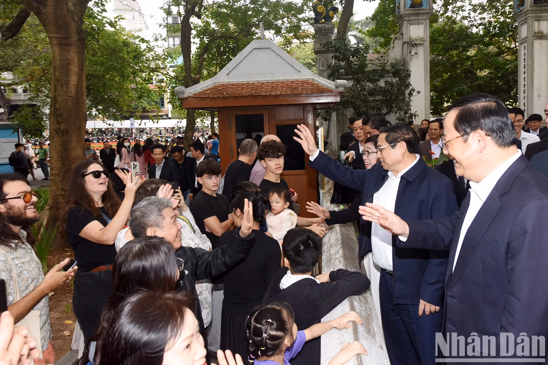 两位总理与国内外游客互动。