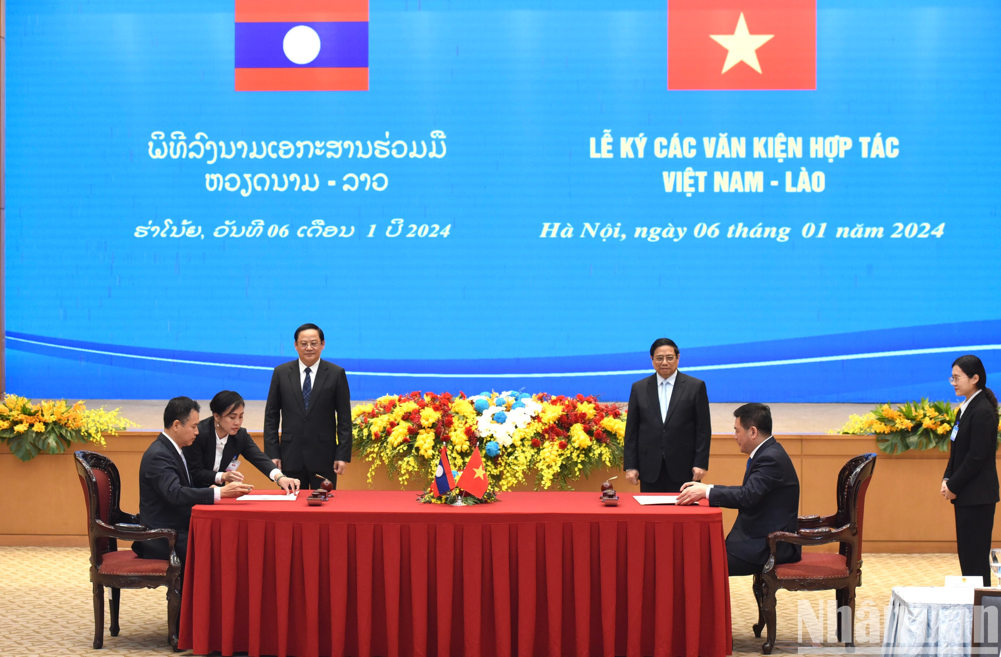 双方签署《越南社会主义共和国政府和老挝人民民主共和国政府关于发展和连接两国边境贸易基础设施谅解备忘录》。