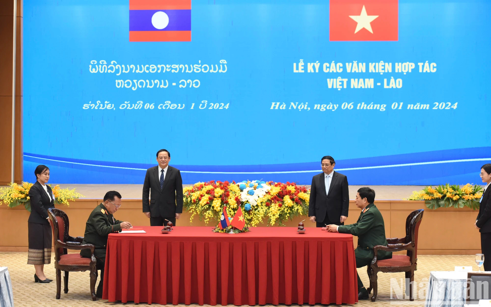 越南总理范明正与老挝人民民主共和国总理宋赛·西潘敦共同见证了越南社会主义共和国国防部与老挝人民民主共和国国防部边防合作协议签署仪式。