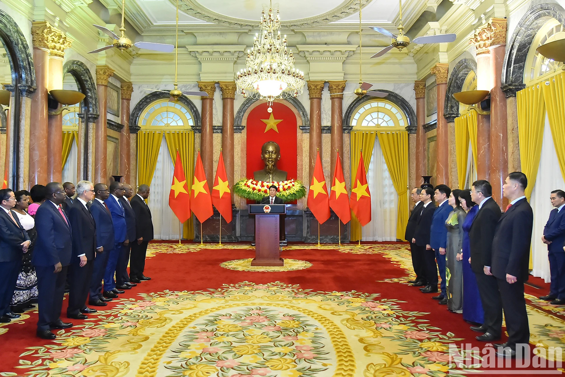 随后,梁强主席会见了前来递交国书的利比里亚共和国、刚果民主共和国、刚果共和国、布隆迪共和国、葡萄牙共和国和坦桑尼亚联合共和国等六国兼任大使。 随后,梁强主席会见了前来递交国书的利比里亚共和国、刚果民主共和国、刚果共和国、布隆迪共和国、葡萄牙共和国和坦桑尼亚联合共和国等六国兼任大使。