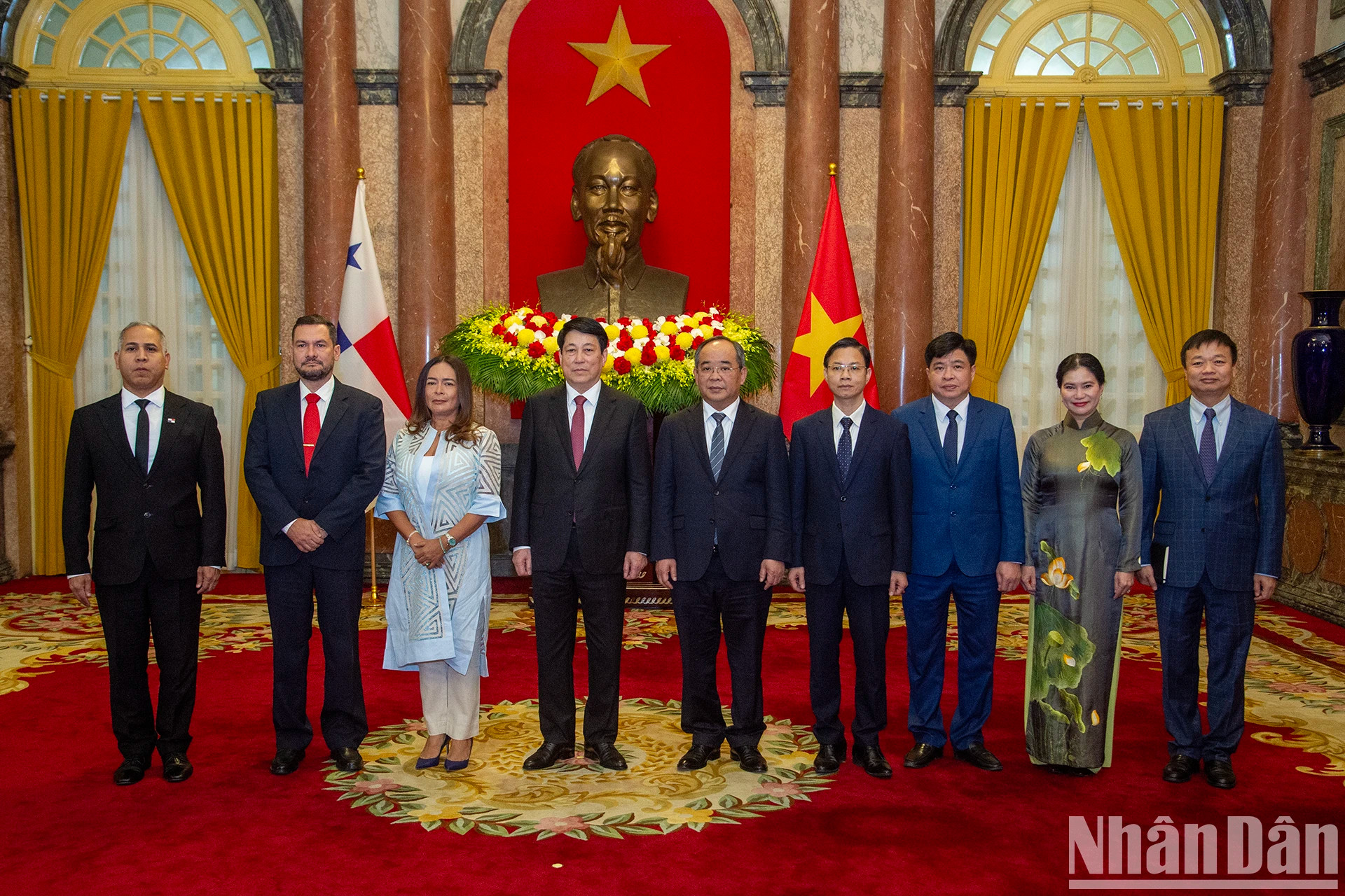 梁强主席与巴拿马共和国驻越大使努比埃拉·雅娜里丝·阿亚拉·莫德斯和各位代表合影。 梁强主席与巴拿马共和国驻越大使努比埃拉·雅娜里丝·阿亚拉·莫德斯和各位代表合影。