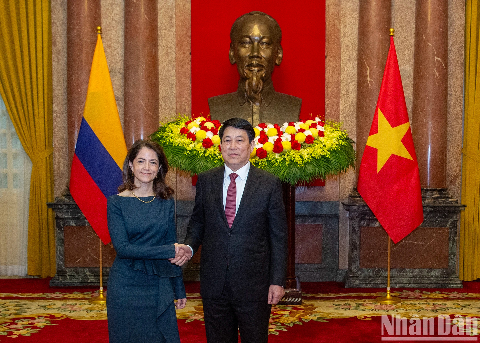 梁强主席与哥伦比亚共和国驻越大使卡米拉·玛丽亚·波洛·弗洛雷斯。 梁强主席与哥伦比亚共和国驻越大使卡米拉·玛丽亚·波洛·弗洛雷斯。