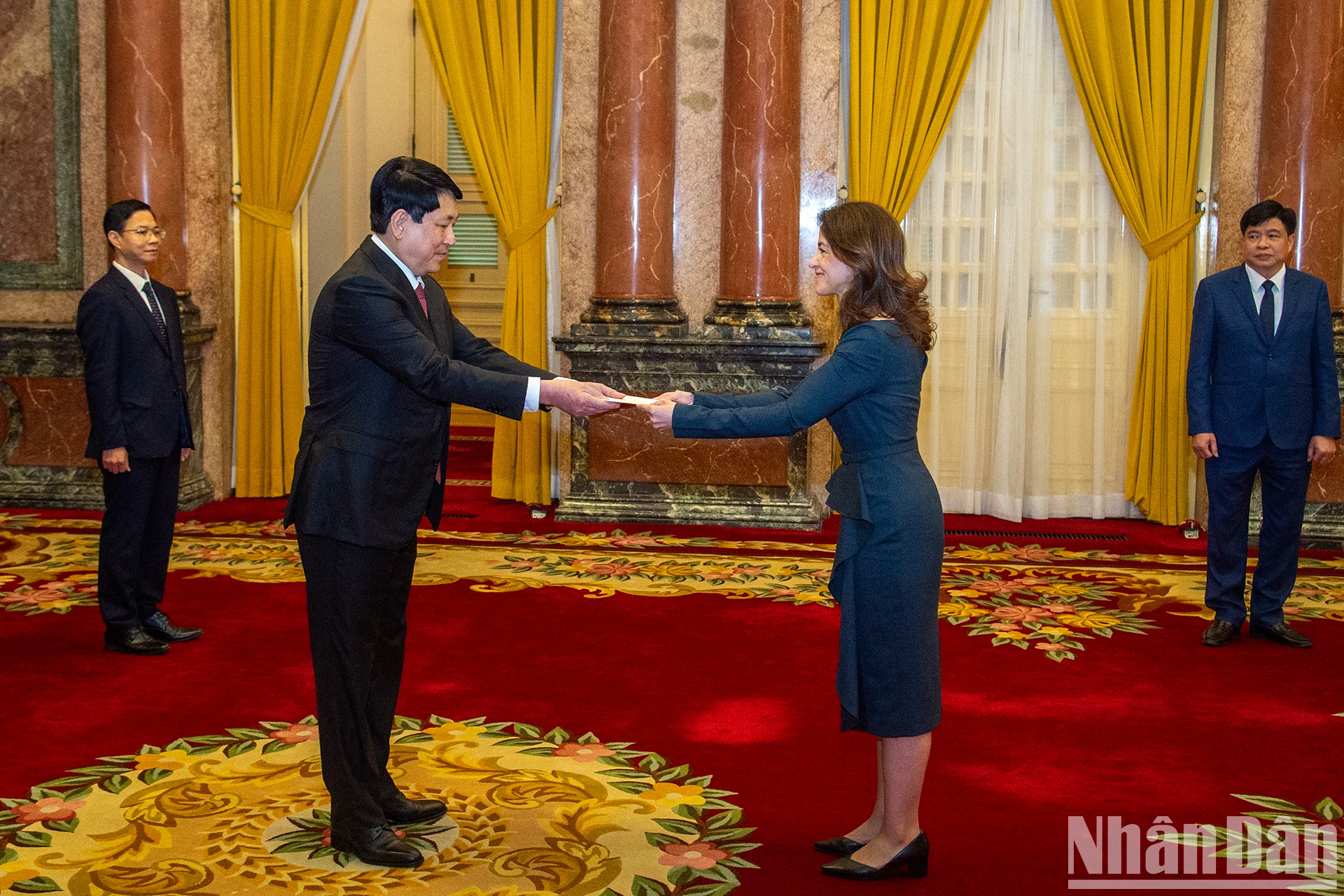 梁强主席接受哥伦比亚共和国驻越大使卡米拉·玛丽亚·波洛·弗洛雷斯递交的国书。 梁强主席接受哥伦比亚共和国驻越大使卡米拉·玛丽亚·波洛·弗洛雷斯递交的国书。