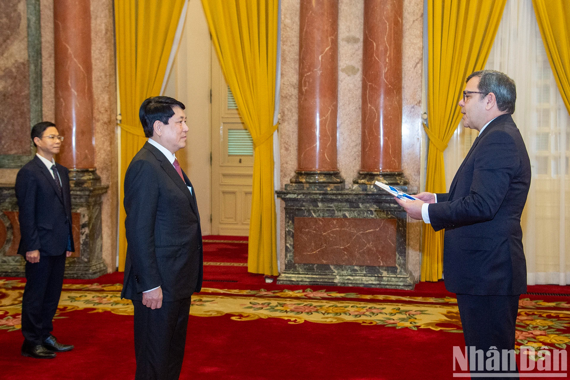 希腊共和国驻越大使安东尼奥斯·帕帕科斯塔斯向梁强主席递交国书。 希腊共和国驻越大使安东尼奥斯·帕帕科斯塔斯向梁强主席递交国书。