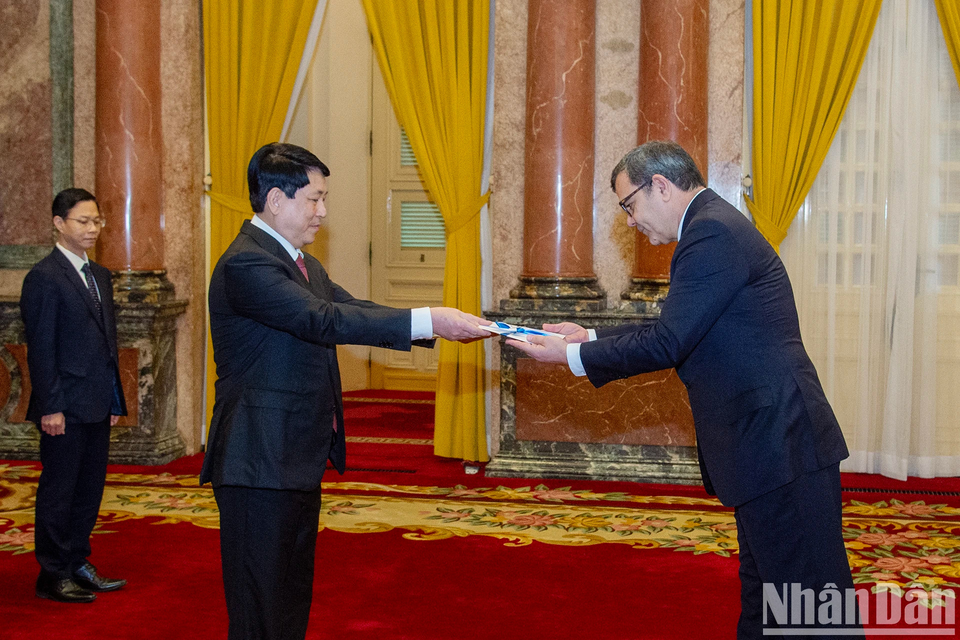 梁强主席接受希腊共和国驻越大使安东尼奥斯·帕帕科斯塔斯递交的国书。 梁强主席接受希腊共和国驻越大使安东尼奥斯·帕帕科斯塔斯递交的国书。