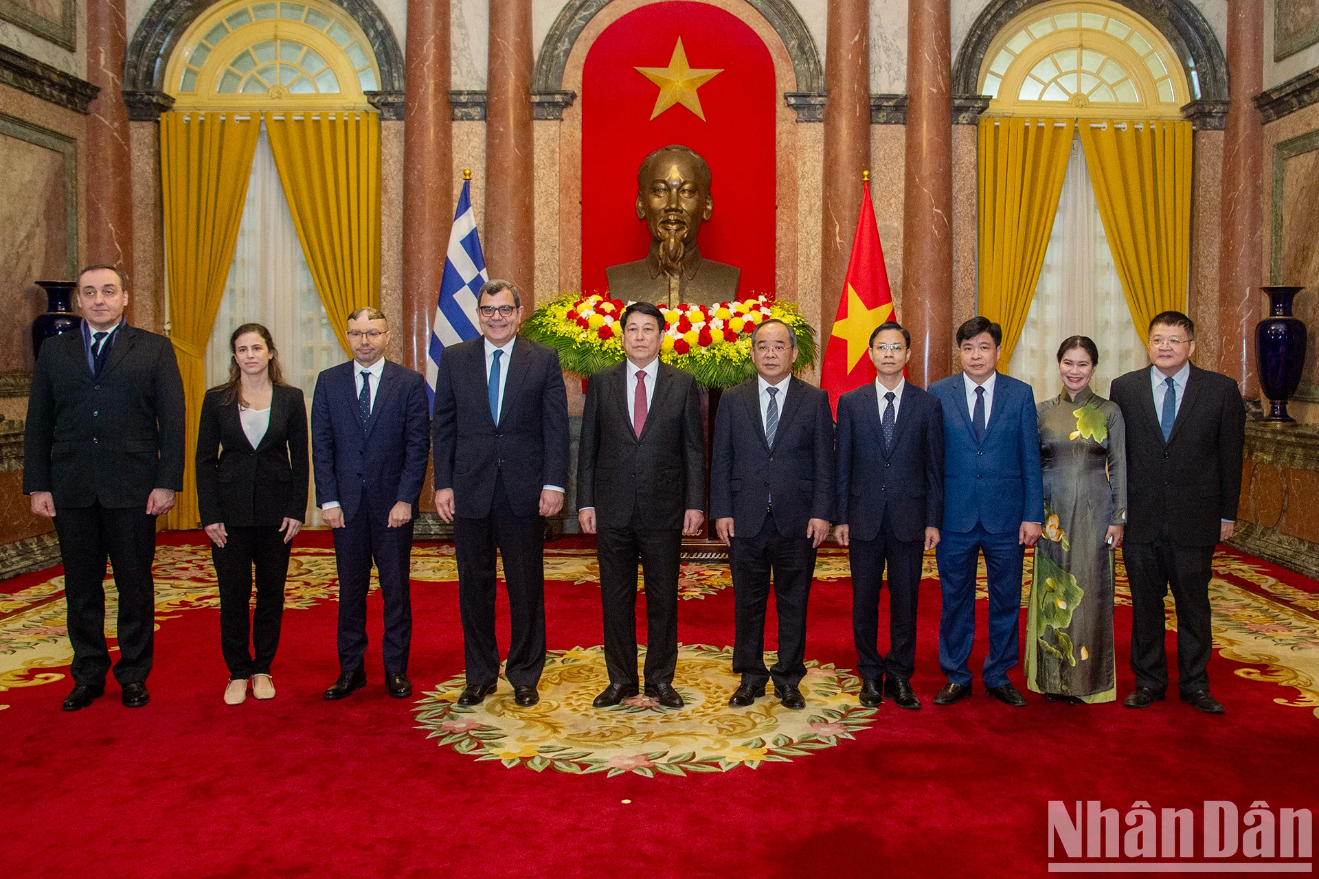 梁强主席与希腊共和国驻越大使安东尼奥斯·帕帕科斯塔斯和各位代表合影。 梁强主席与希腊共和国驻越大使安东尼奥斯·帕帕科斯塔斯和各位代表合影。