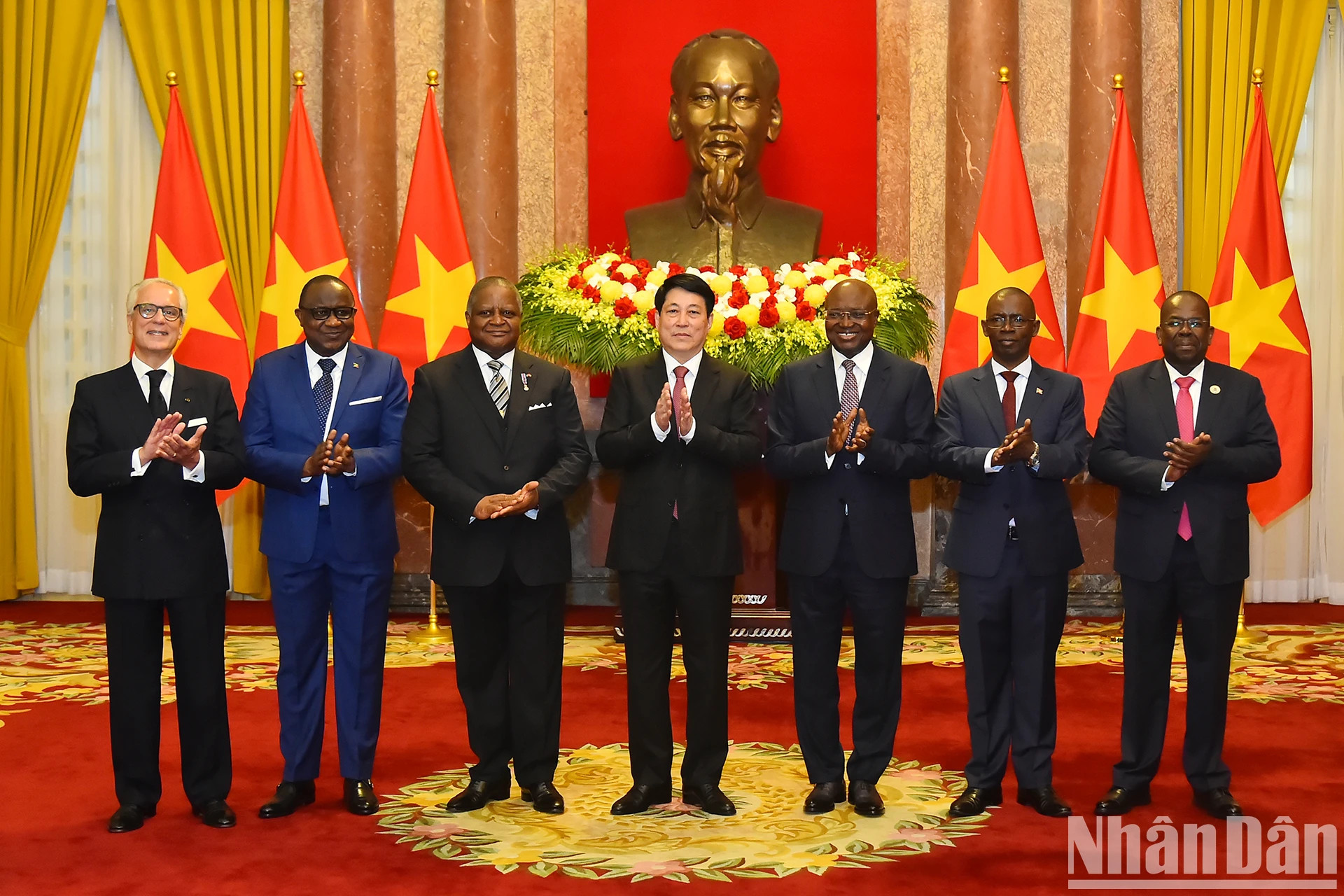 梁强主席与六位兼任大使合影。 梁强主席与六位兼任大使合影。