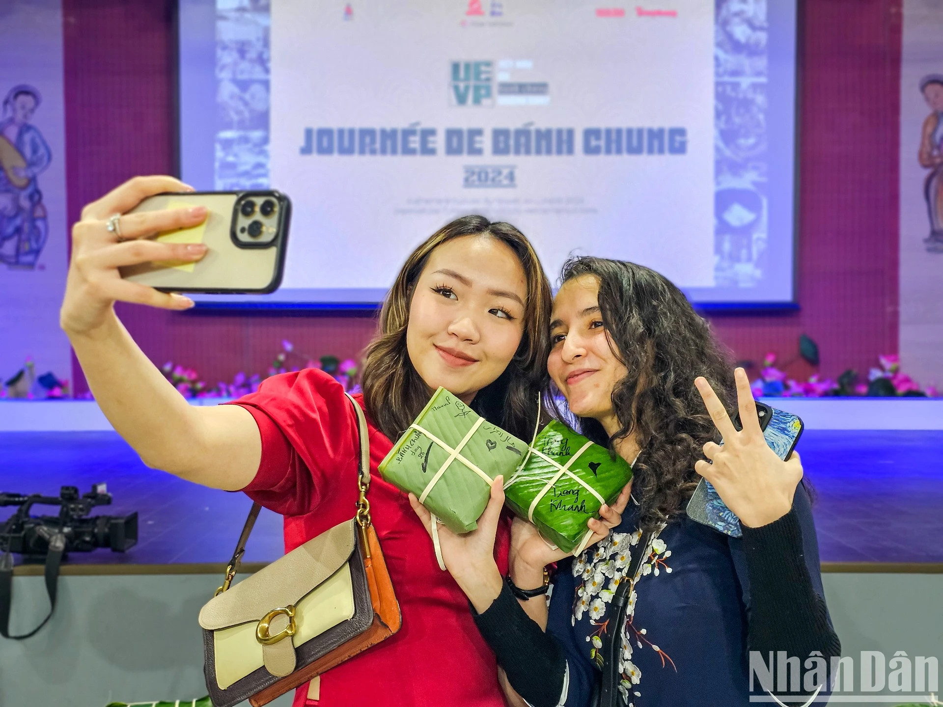 越南留学生和外国朋友展示结果。