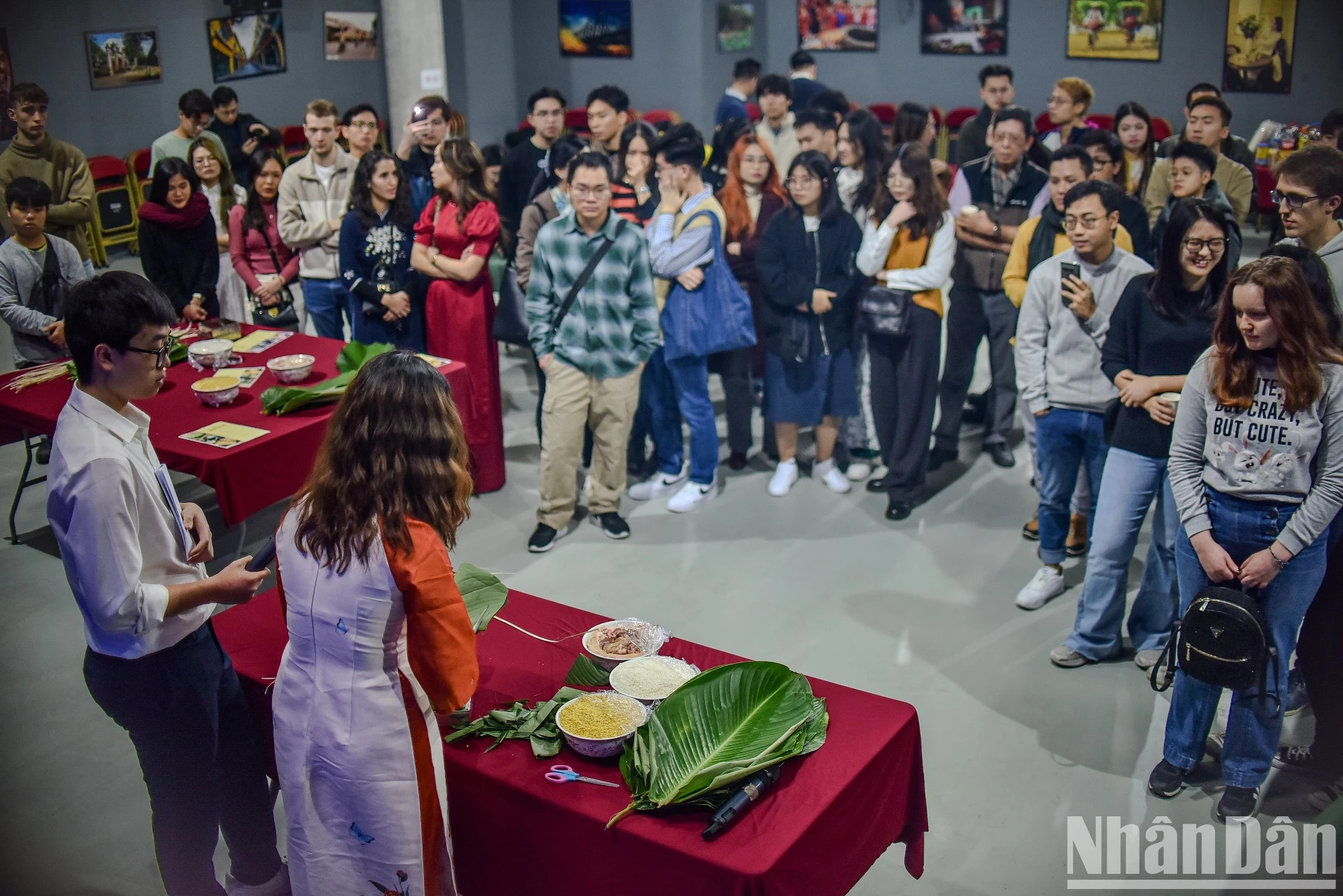 留学生们一起包粽子。