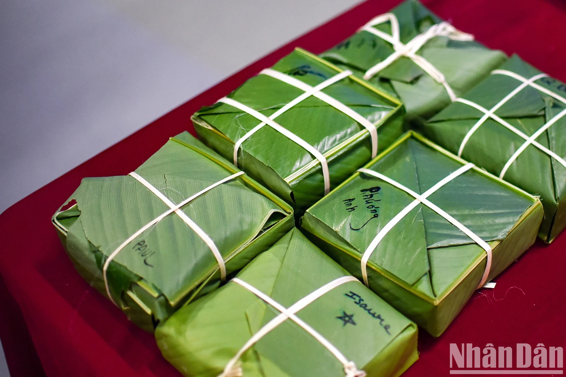 在自己包的粽子上签名。