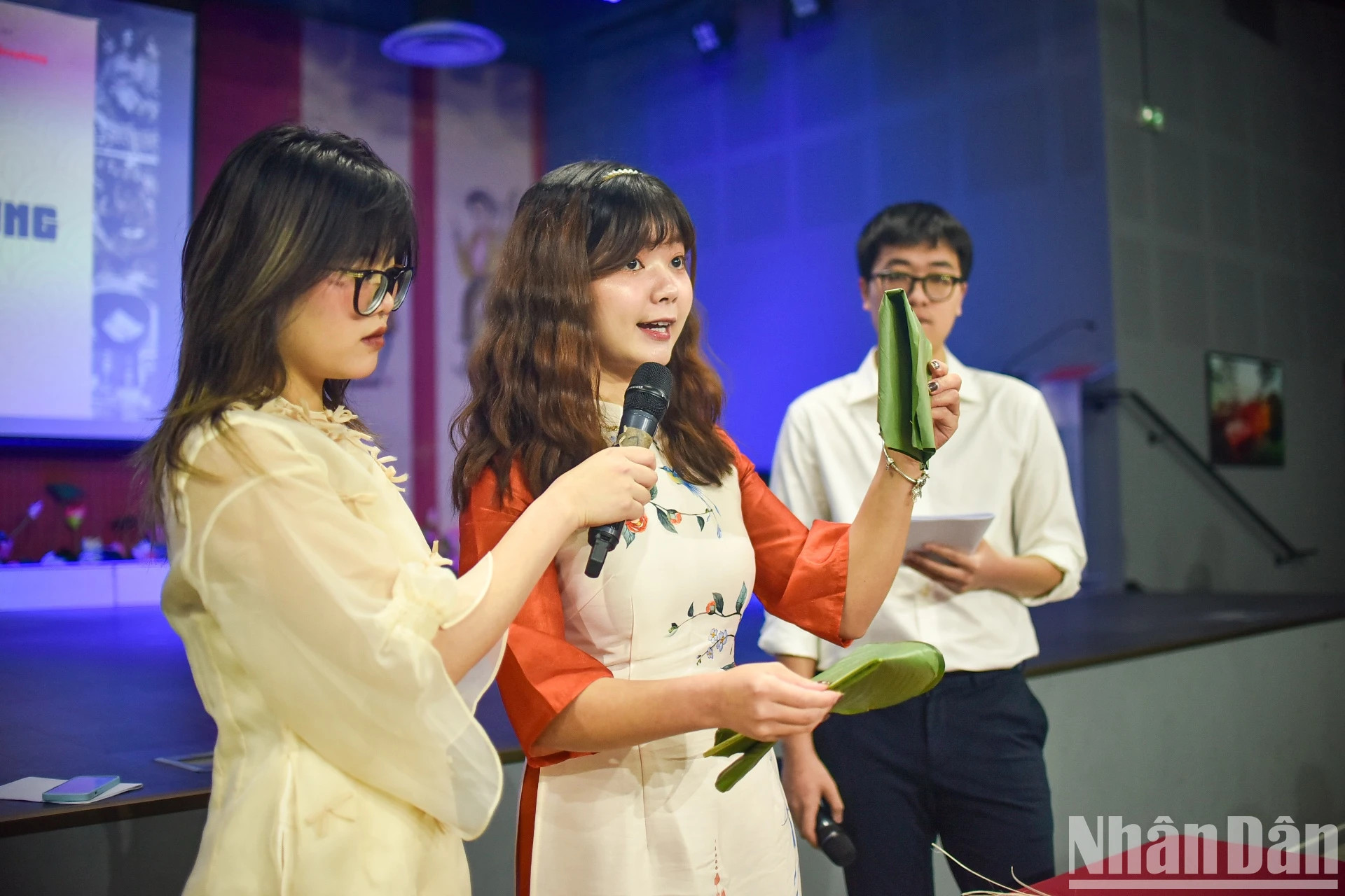 越南留学生教大家包粽子。