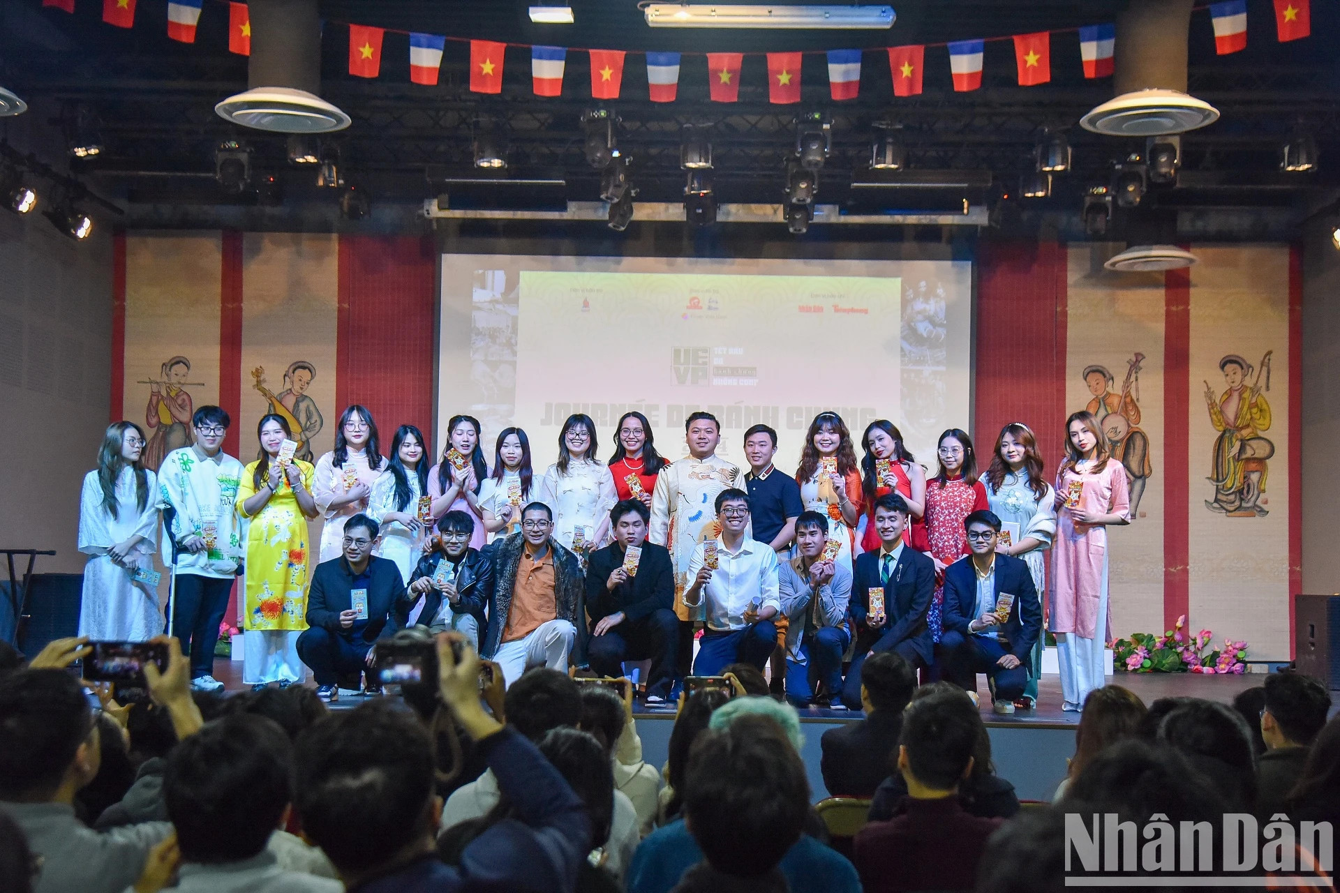 参加活动的留学生。