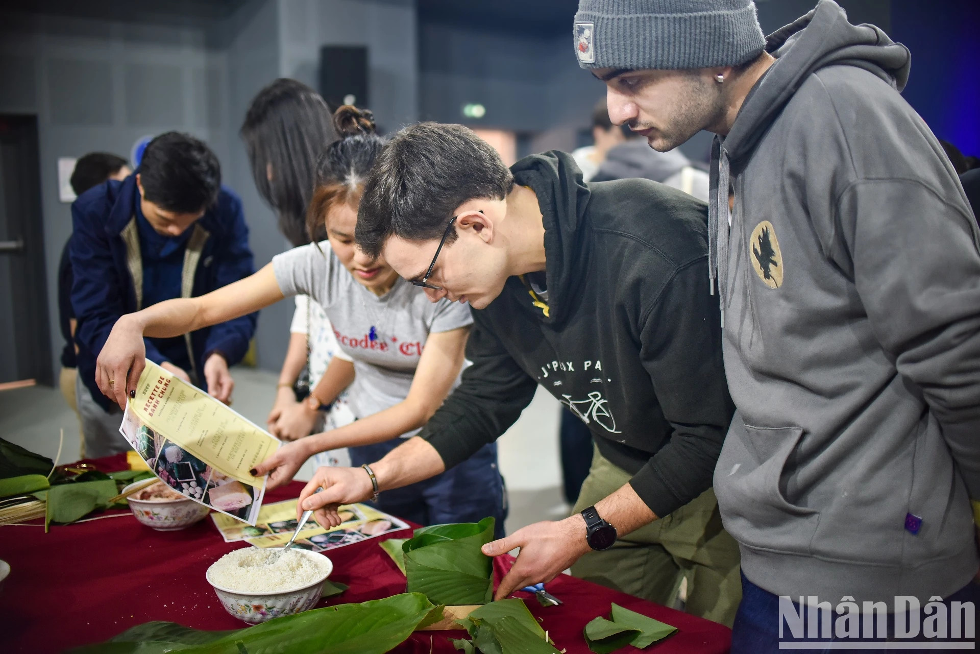 外国留学生按照图片流程包粽子。
