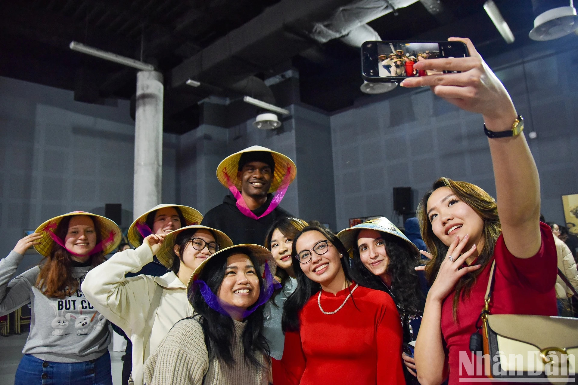 越南和外国留学生合影。