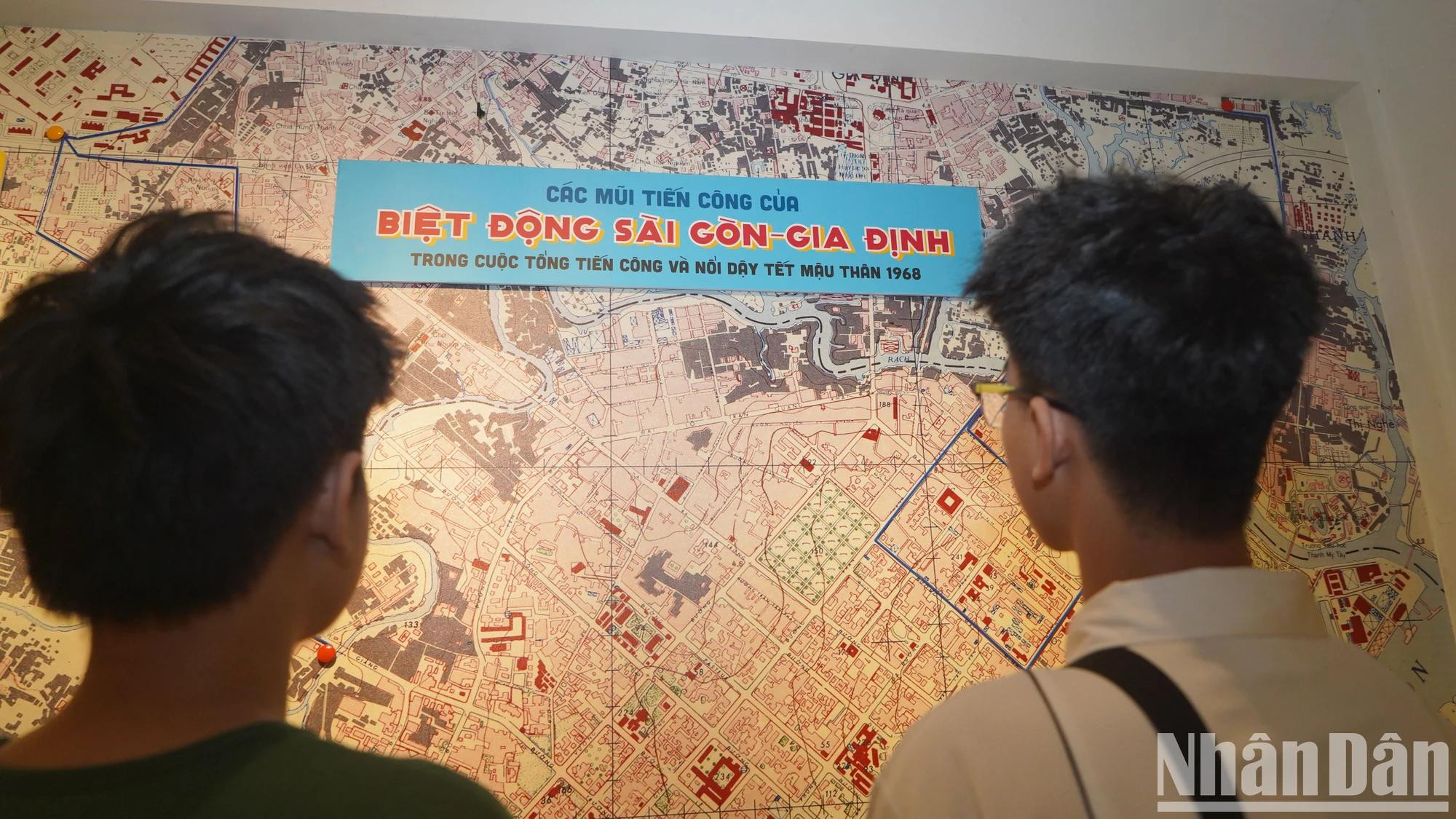 年轻人正在西贡-嘉定特工博物馆了解历史。画面展现了西贡市区特工部队对敌军五大要害目标发起突袭的历史场景。 年轻人正在西贡-嘉定特工博物馆了解历史。画面展现了西贡市区特工部队对敌军五大要害目标发起突袭的历史场景。