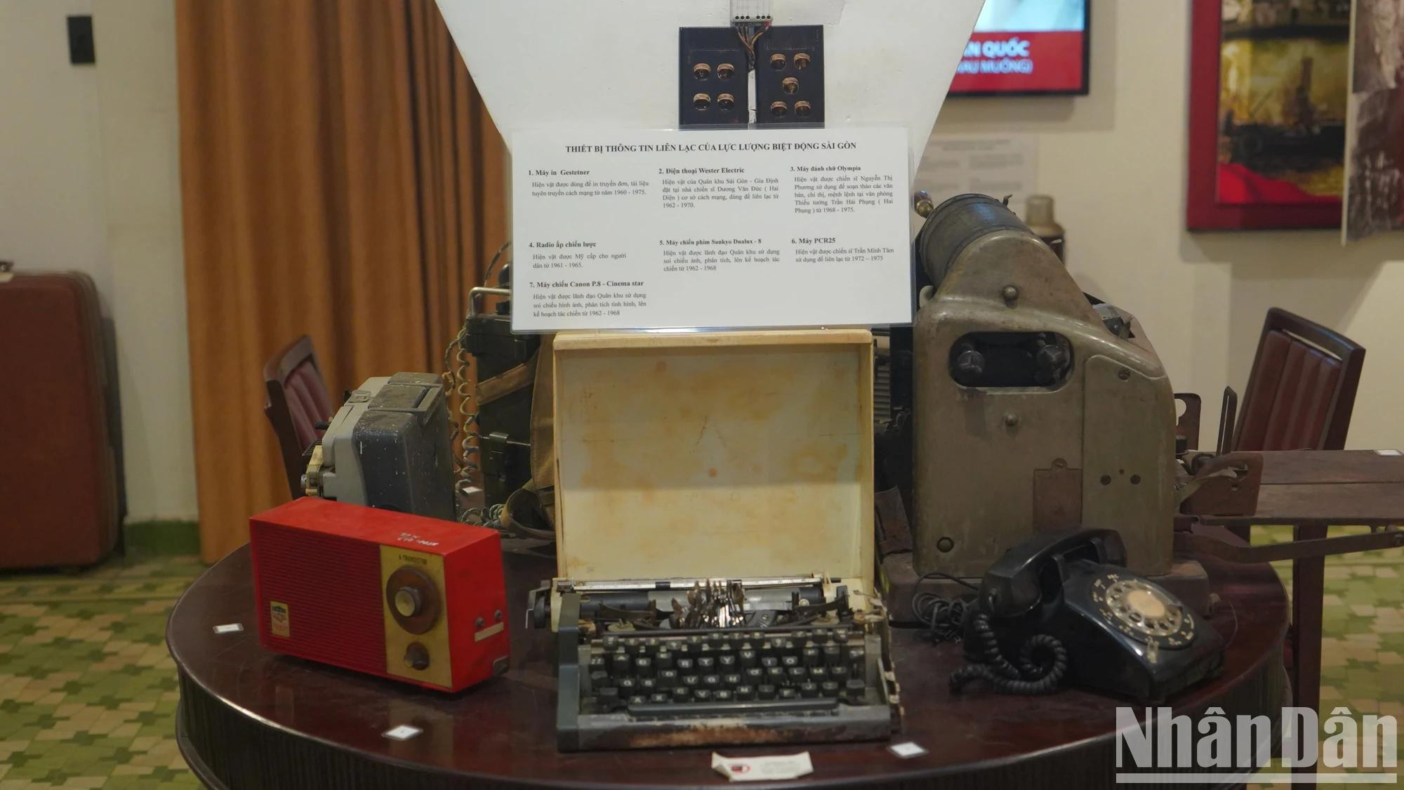 这些是一位解放军战士在接管独立宫时所收藏的纪念品,后捐赠给西贡-嘉定特工博物馆。 这些是一位解放军战士在接管独立宫时所收藏的纪念品,后捐赠给西贡-嘉定特工博物馆。