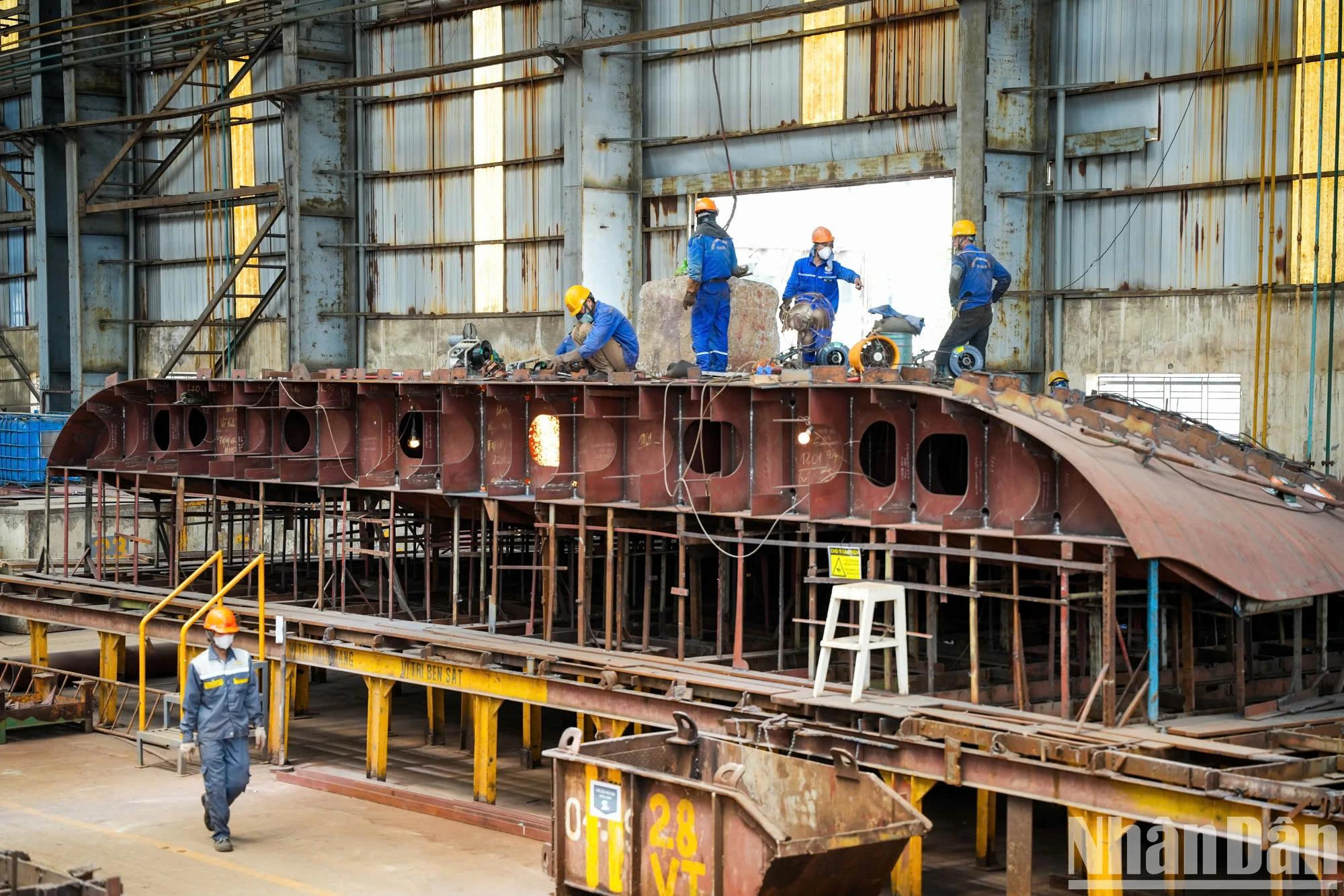 在大型船舶制造过程中,各车间各司其职,分工明确,按模块推进,逐步完成生产任务。 在大型船舶制造过程中,各车间各司其职,分工明确,按模块推进,逐步完成生产任务。