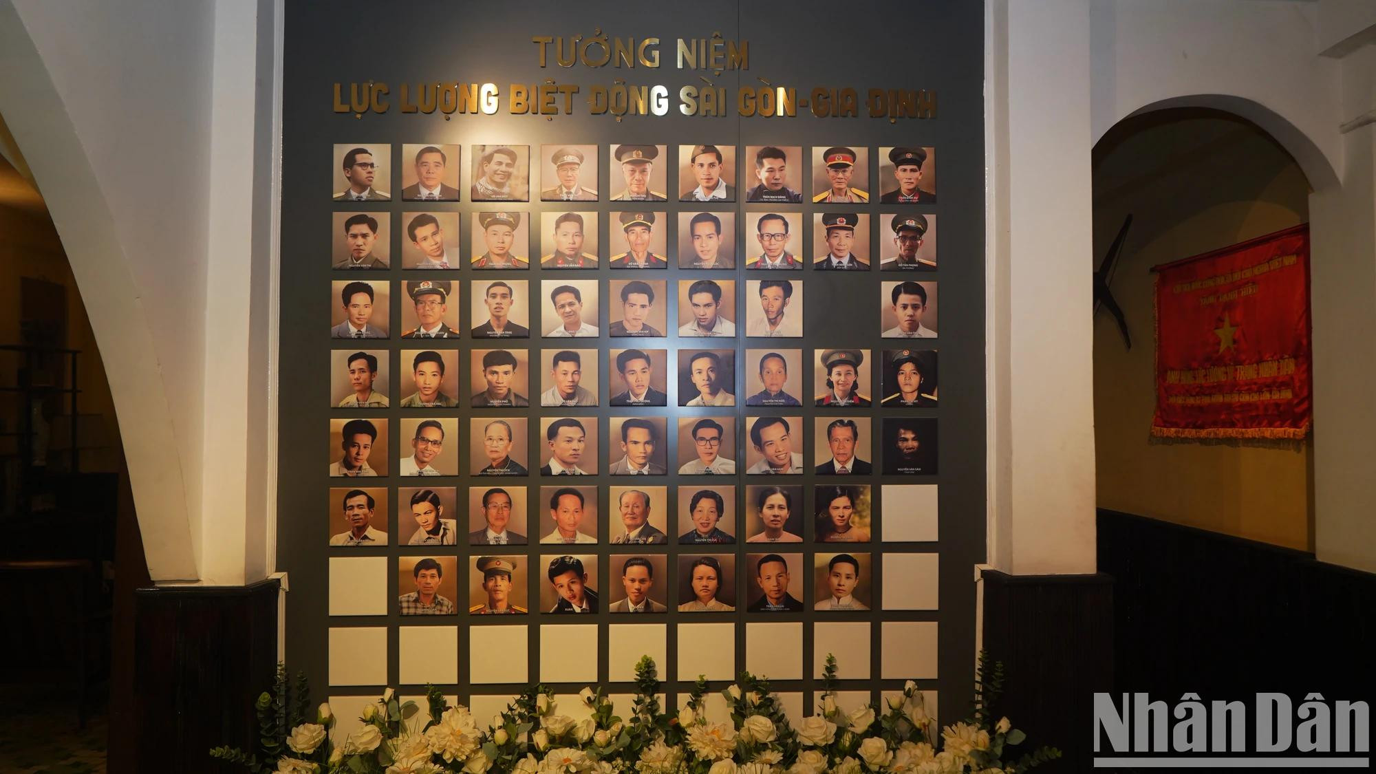 向西贡-嘉定特工部队战士致敬的纪念图像。 向西贡-嘉定特工部队战士致敬的纪念图像。