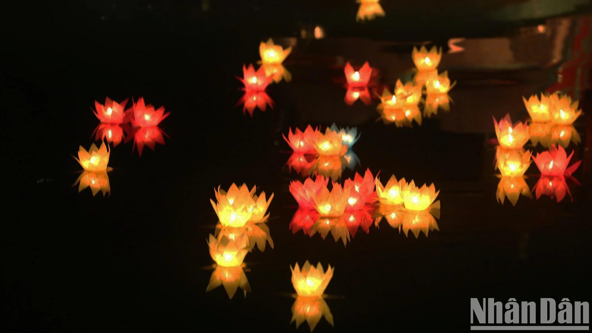 在低沉悠扬的钟声和虔诚的祷念声中，数千盏莲花灯被轻轻放入宁静的湖面，缓缓飘荡。