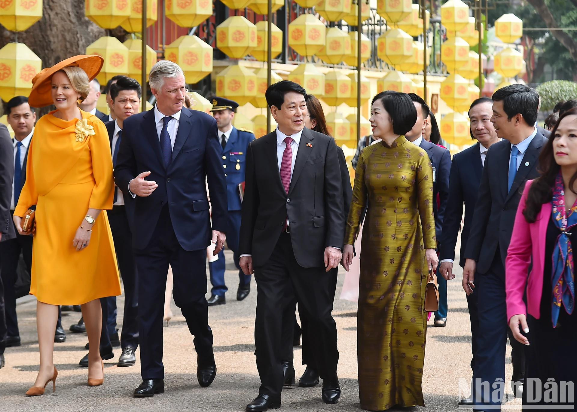 越南国家主席梁强与夫人同比利时国王菲利普及王后在参观过程中交谈。 越南国家主席梁强与夫人同比利时国王菲利普及王后在参观过程中交谈。