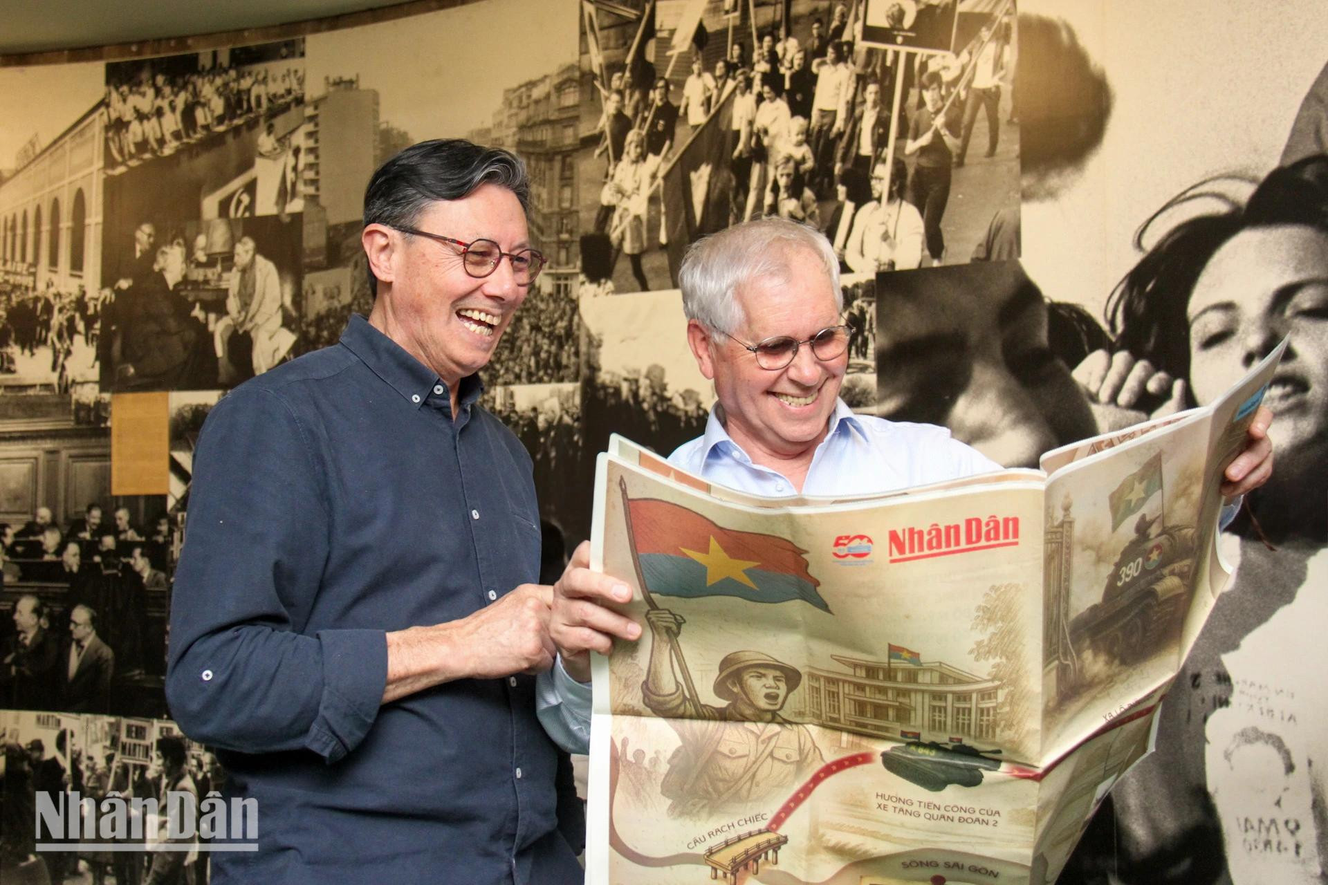 法国友人兴致勃勃地翻阅《人民报》特别副刊。